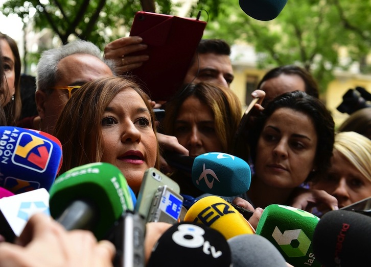 Verónica Sánchez, rodeada por la prensa a la entrada de Ferraz. (Pierre-Phillippe MARCOU / AFP)