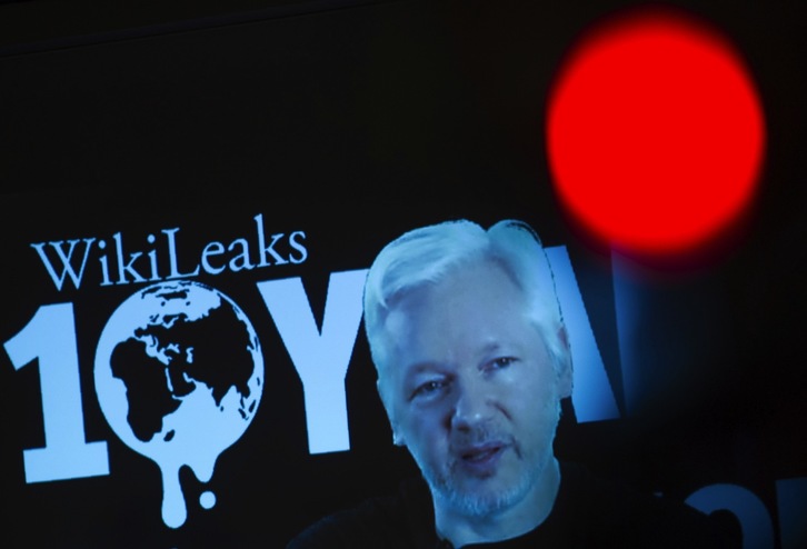 Julian Assange ha participado mediante videoconferencia en el acto del décimo aniversario de Wikileaks. (Steffi LOOS / AFP)