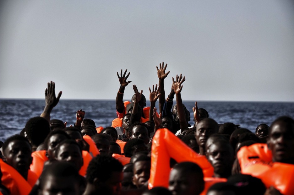 Uno de los barcos rescatados, repleto de gente. (Aris MESSINIS / AFP)