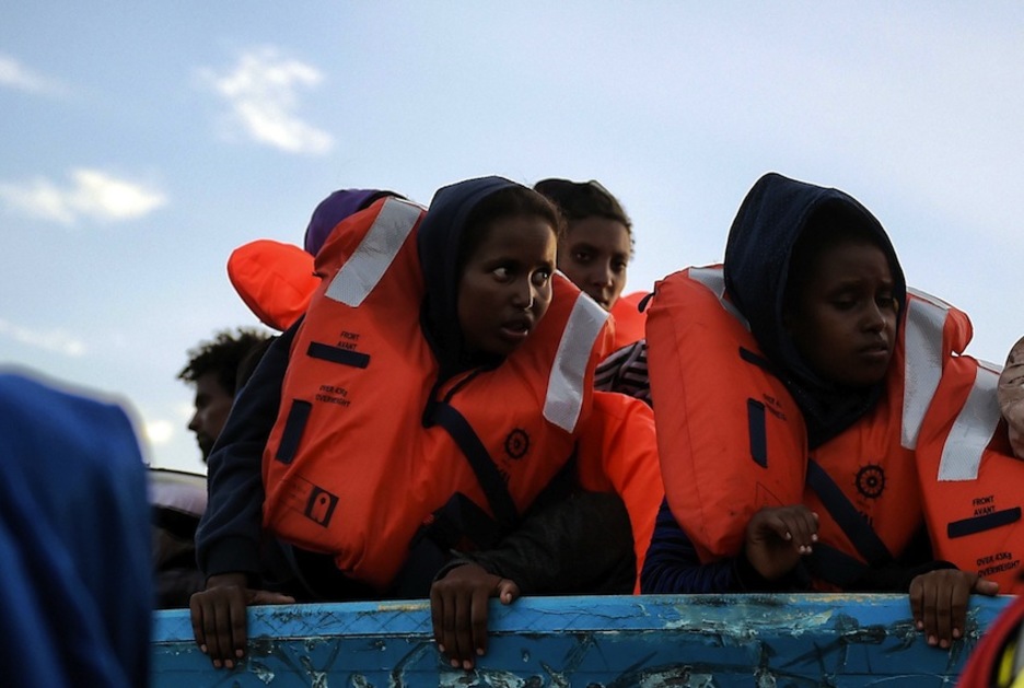 Mujeres jóvenes en uno de los barcos. (Aris MESSINIS / AFP)