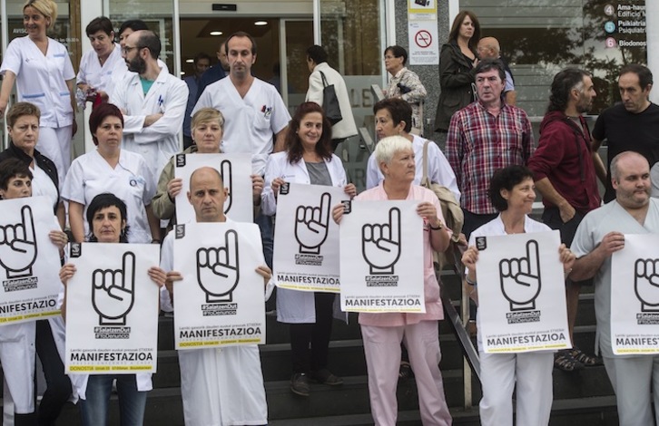Trabajadores del Hospital Donostia se han concentrado con carteles de la campaña ‘Yo denuncio’ de Sare. (Jagoba MANTEROLA/ARGAZKI PRESS)