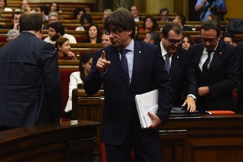 El president de la Generalitat catalana, Carles Puigdemont, en el Parlament. (Josep LAGO/AFP)