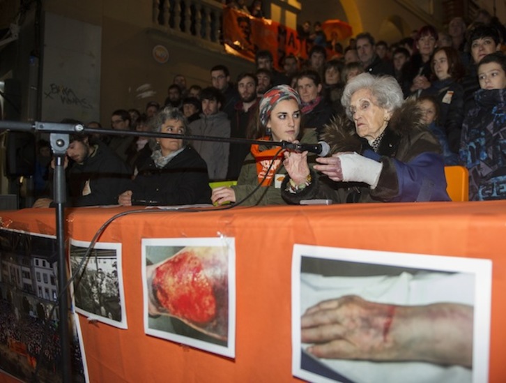Julia Lanas, con la muñeca rota vendada, durante una comparecencia para denunciar la carga policial. (Monika DEL VALLE / ARGAZKI PRESS) 