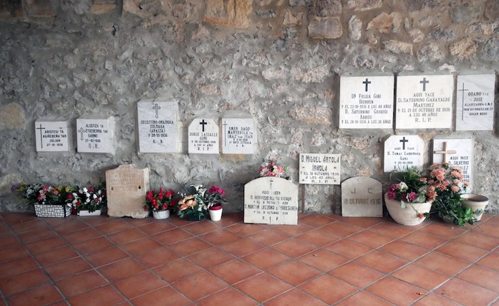 Lápidas en recuerdo a los fusilados en el cementerio de Hernani. (Gotzon ARANBURU)