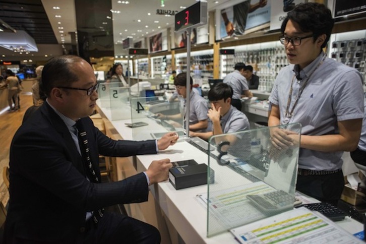 Un cliente devuelve su Galaxy Note 7 en un establecimiento de Seúl. (Ed JONES/AFP)