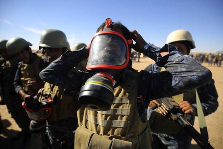Miembros de las fuerzas de seguridad iraquíes preparan sus equipos a pocos kilómetros de Mosul. (Ahmad AL-RUBAYE/AFP)