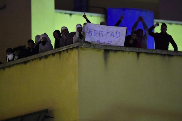 Un grupo de internos del CIE de Aluche, en Madrid, en la azotea del centro. (Javier SORIANO/AFP)