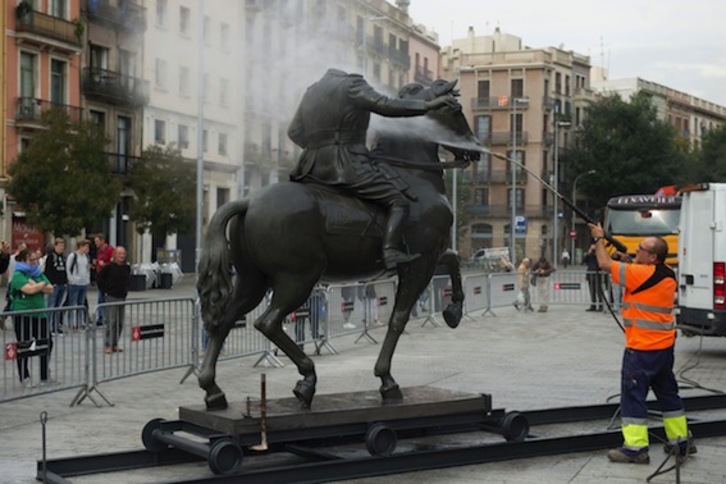 La estatua de Franco decapitado, estos días en una exposición temporal en Barcelona. (Josep LAGO/AFP)