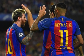 Messi, Suárez y Neymar celebran uno de los goles del argentino. (Lluis GENE / AFP)