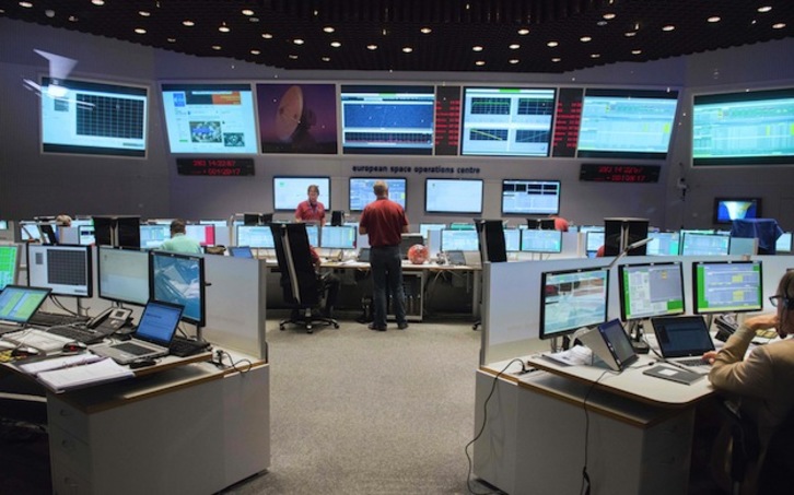 Centro de operaciones de la Agencia Espacial Europea. (THOMAS KIENZLE / AFP)