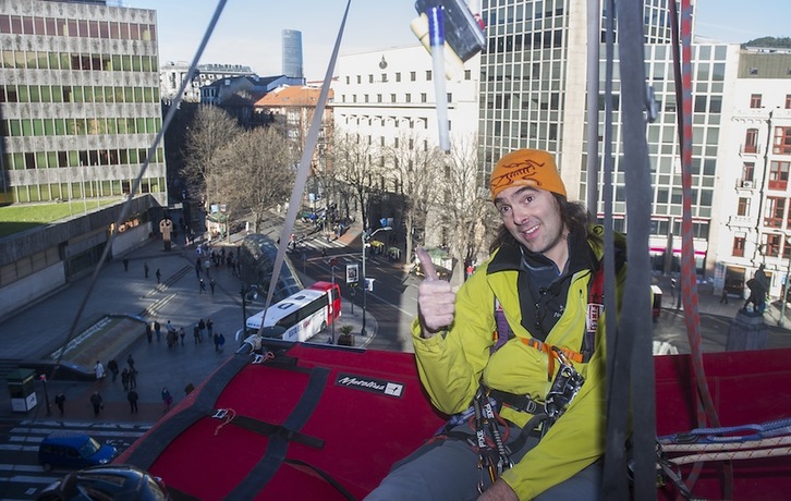 El escalador David Palmada colgado en la fachada de la Plaza Biribil para promocionar la edición de 2013. (Luis JAUREGIALTZO / ARGAZKI PRESS)