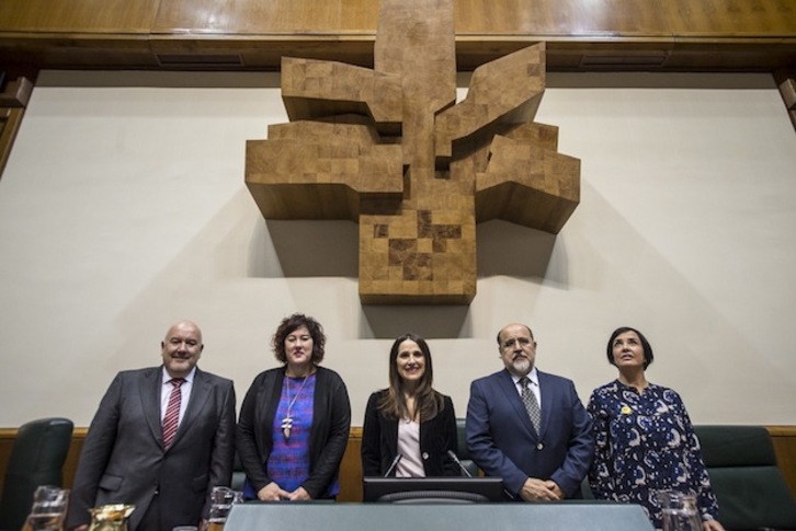 La nueva Mesa del Parlamento de Gasteiz. (Jaizki FONTANEDA / ARGAZKI PRESS)