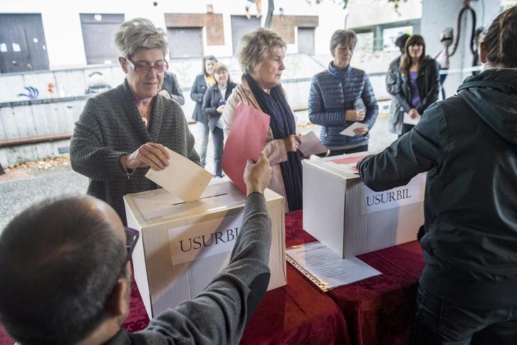 Los vecinos de Usurbil y Zubieta han podido votar durante todo el fin de semana. (Jon URBE/ARGAZKI PRESS)