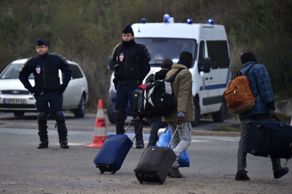 La Policía ha desplegado decenas de furgones para el desalojo de Calais. (Philippe HUGUEN/AFP)