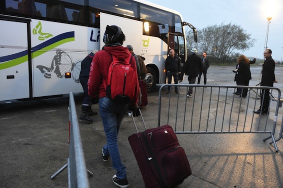 Las autoridades prevén que este lunes partan unos 60 autobuses de Calais, con 50 personas a bordo cada uno. (Denis CHARLET/AFP)