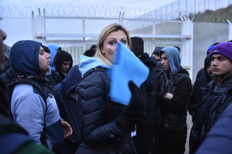 La prefecta de Pas-de-Calais, Fabienne Buccio, supervisa el desalojo. (Philippe HUGUEN/AFP)