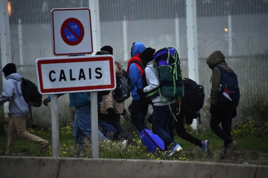 Se calcula que entre 6.000 y 8.000 personas permanecían en Calais. (Philippe HUGUEN/AFP)