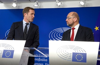 El presidente valón Paul Magnette y Martin Schulz, tras su encuentro de ayer. (Nicolas MAETERLINCK / AFP)
