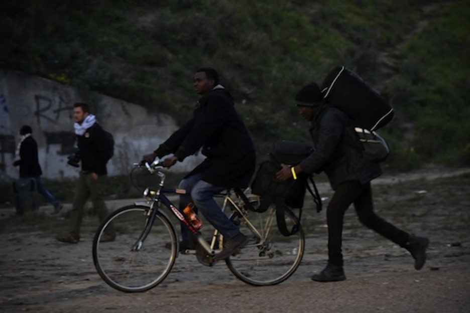 Un hombre se dirige en bicicleta al centro desde donde se gestiona el desalojo. (Philippe HUGUEN/AFP)
