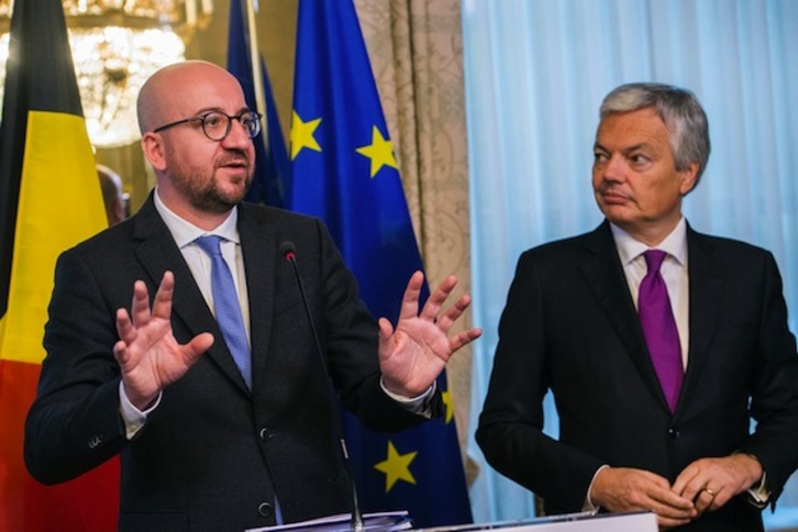 Charles Michel, primer ministro belga, junto a Didier Reynders, su ministro de Exteriores. (Laurie DIEFFEMBACQ/AFP) 