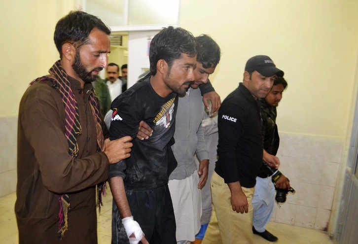Uno de los policías heridos en el ataque en Baluchistán. (Banaras KHAN / AFP)