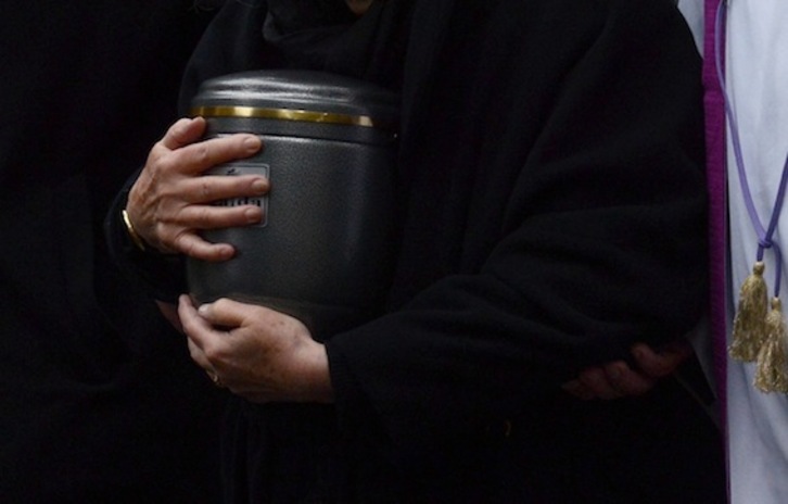 Una mujer sostiene una urna con cenizas. (Bartosz SIEDLIK/AFP)