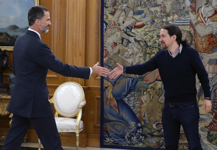 Pablo Iglesias y Felipe Borbón se saludan. (Juan Carlos HIDALGO/AFP)