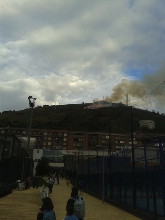 Incendio en el monte Banderas. (@goikodeustu)