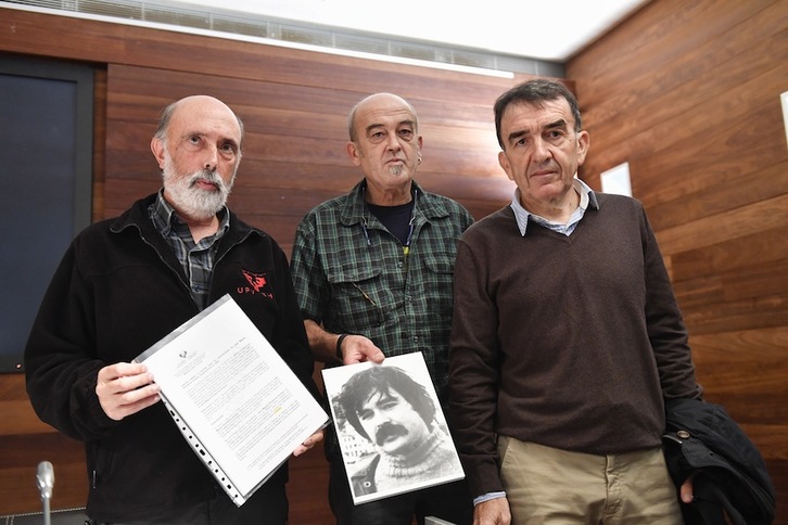 Paco Etxeberria, Eneko Etxeberria e Iñigo Iruin, cuando presentaron las últimas novedades sobre la desaparición de ‘Naparra’. (Juan Carlos RUIZ/ARGAZKI PRESS)