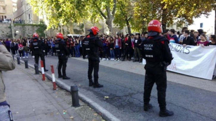 Los estudiantes, concentrados ante el Departamento de Educación y un cordón de Policía Foral. (AHOTSA)