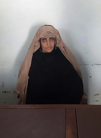 Sharbat Gula 17 años después de la imagen que la hizo conocida. (Steve McCURRY/AFP)
