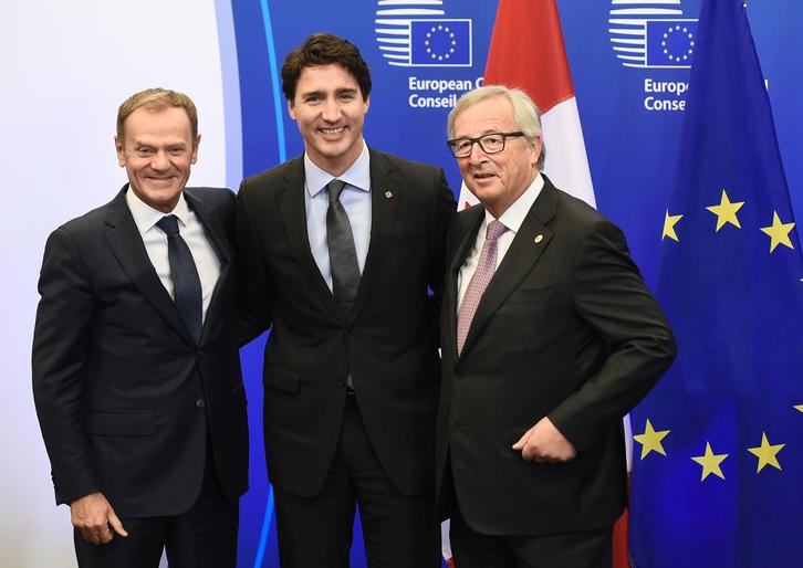 Tusk, Trudeau y Juncker, tras la firma del acuerdo. (John THYS/AFP)