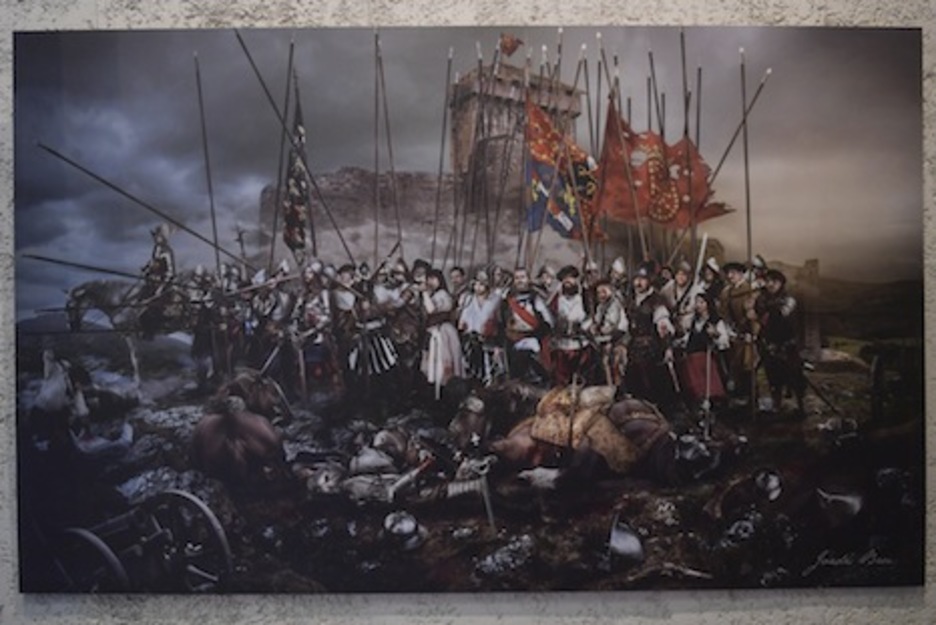 Montaje fotográfico que recrea la batalla por el castillo de Amaiur. (Jagoba MANTEROLA/ARGAZKI PRESS)