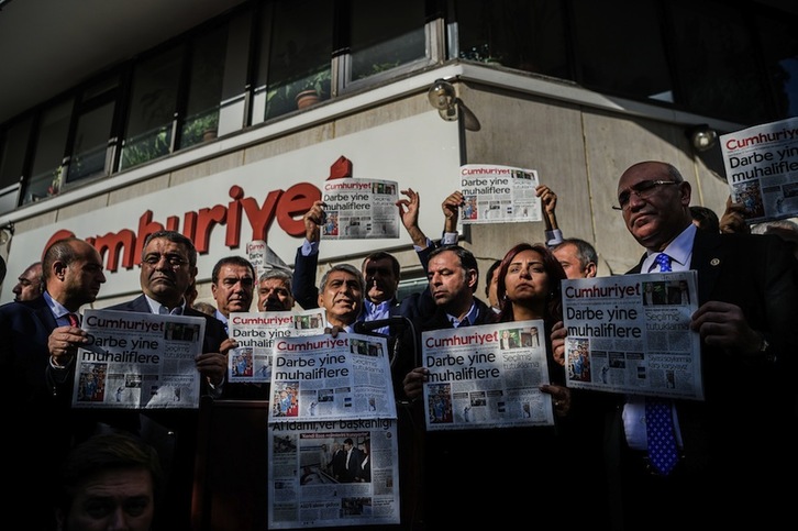 Protesta ante la sede del diario 'Cumhuriyet'. (Ozan KOSE / AFP) 