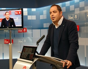 El portavoz socialista en Burlata, Ramón Alzórriz, dando a conocer la sentencia del TAN. (PSN)