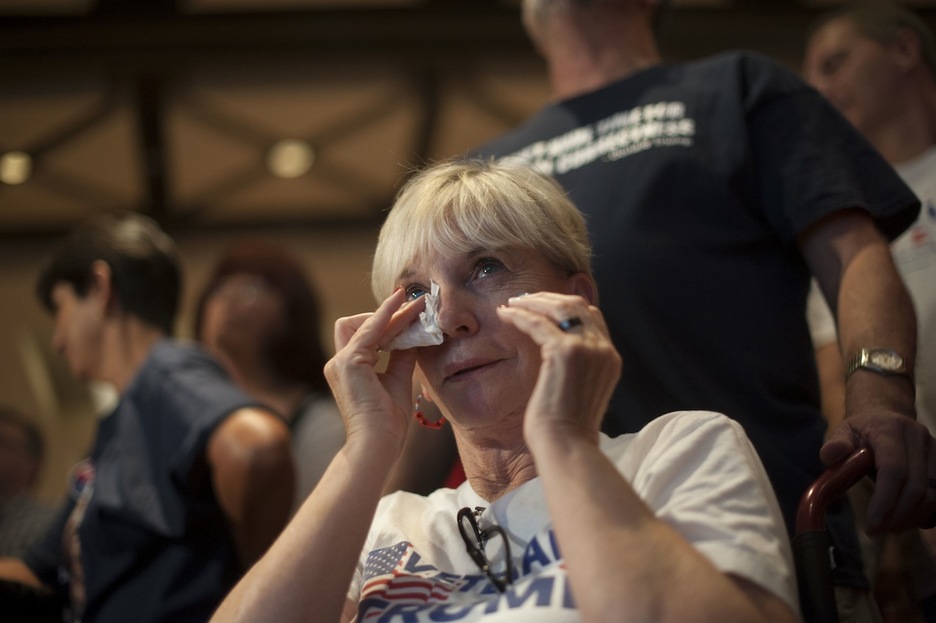 Una votante republicana de Phoenix, emocionada. (Laura SEGALL/AFP)