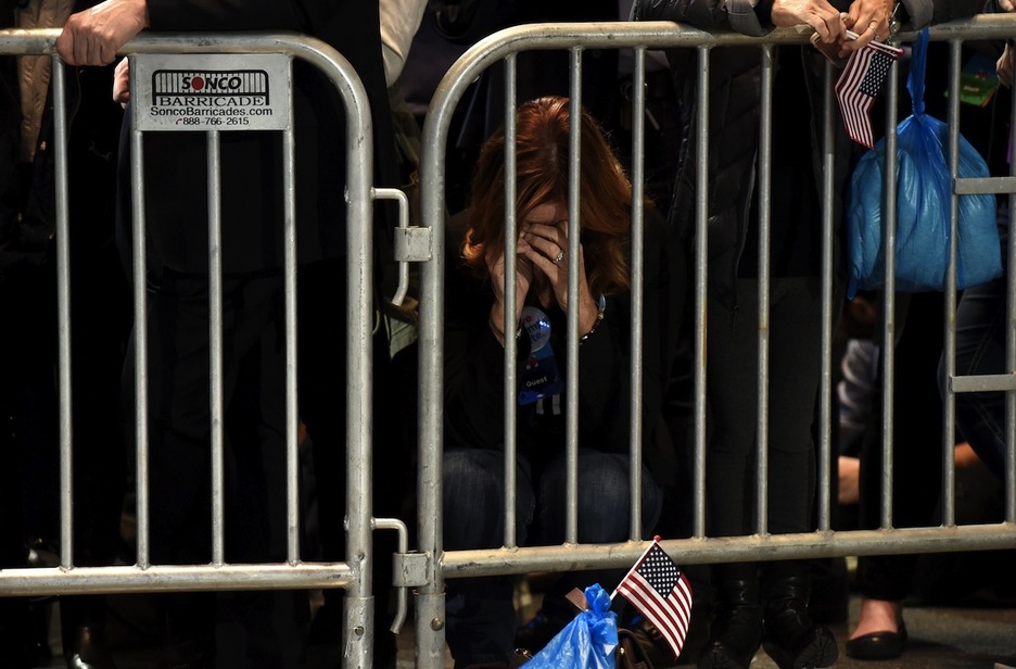 Una votante demócrata desolada tras una valla en Nueva York. (Don EMMERT/AFP) 