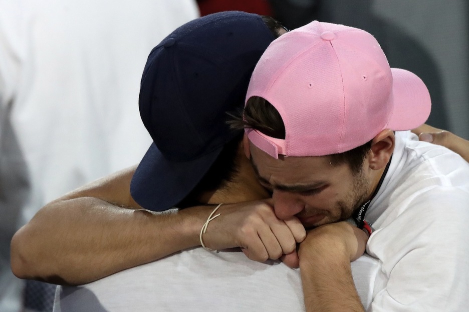 Dos hombres se abrazan en Nueva York. (Drew ANGERER/AFP) 