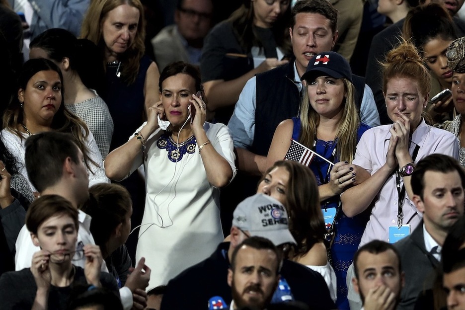 Reacción de los seguidores demócratas en el Centro de Convenciones Jacob K. Javits de Nueva York. (AFP)