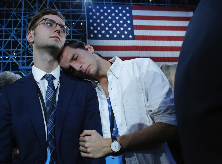 Dos seguidores de Clinton, desolados. (Kena BETANCUR/AFP)
