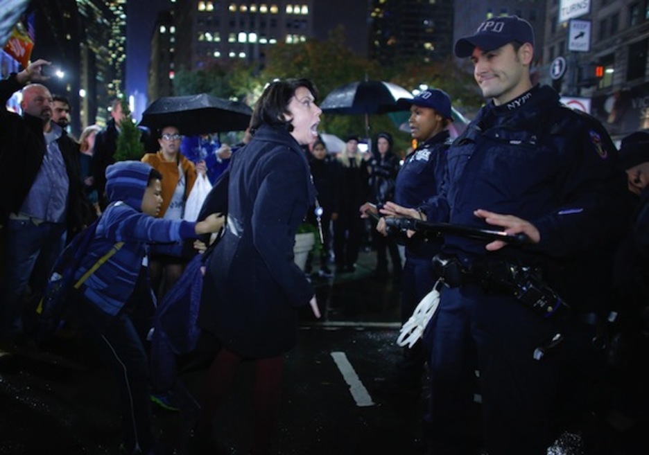 Una mujer se encara a un policía en Nueva York. (Kena BETANCUR/AFP)