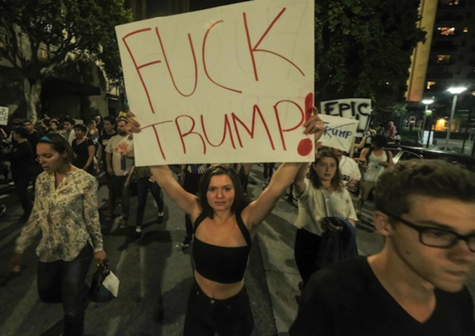 Una mujer, con un cartel que dice «fuck Trump», en Los Ángeles. (Ringo CHIU/AFP)