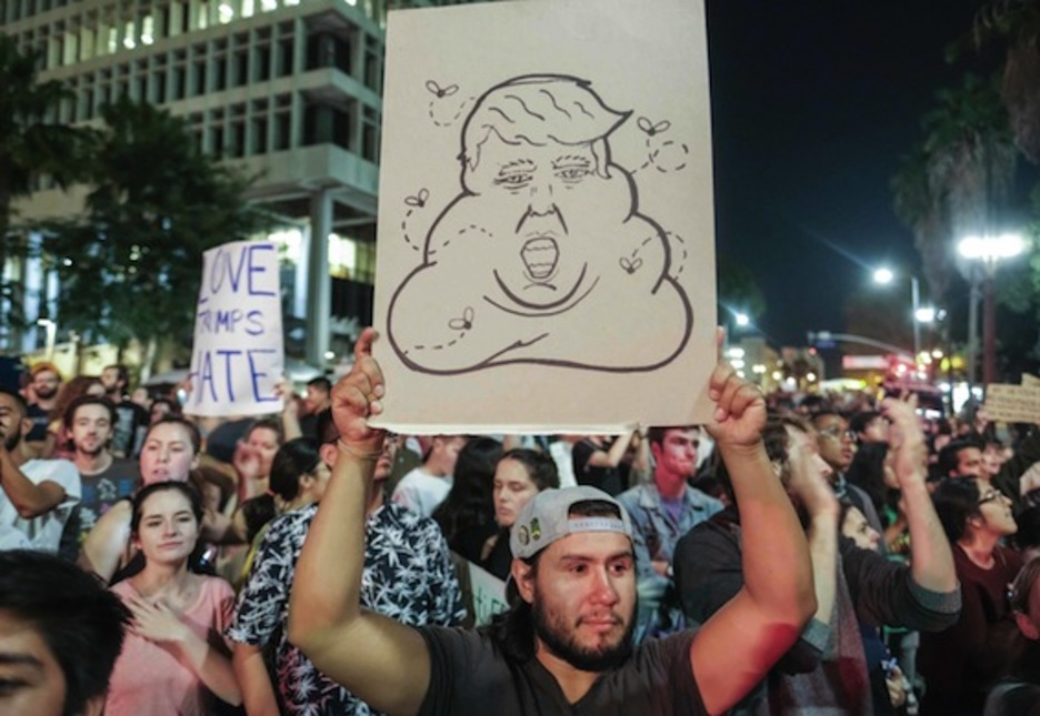 Los manifestantes han mostrado numerosos carteles contra el nuevo presidente de EEUU. (Ringo CHIU/AFP)