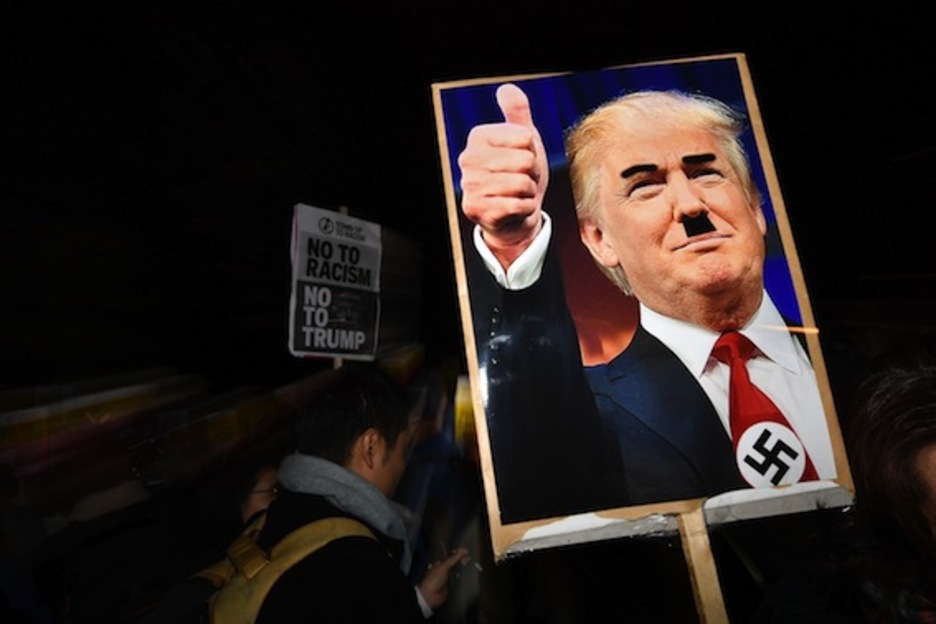 Un cartel caracteriza a Trump como Hitler. (Ben STANSALL/AFP)