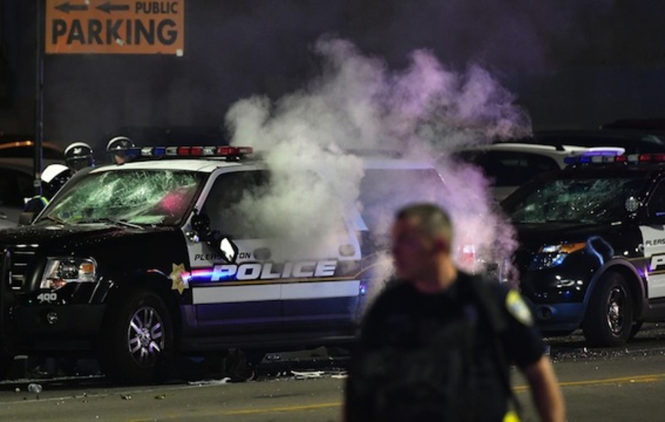 Vehículos policiales atacados en Oakland. (Josh EDELSON/AFP)