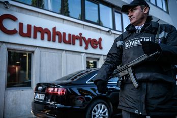 Un policía, durante la redada contra el diario ‘Cumhuriyet’ del pasado 31 de octubre. (Ozan KOSE/AFP)