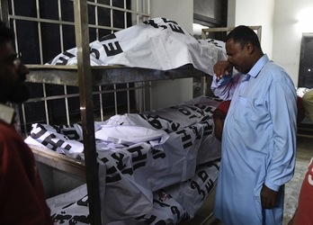 Un hombre llora entre varios de los cuerpos de las víctimas. (RIZWAN TABASSUM / AFP)