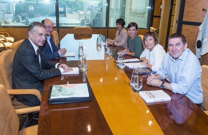 Una de las reuniones entre representantes de PNV y EH Bildu. (Luis JAUREGIALTZO / ARGAZKI PRESS) 