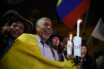 Ciudadanos colombianos celebran en la calle el nuevo acuerdo entre el Gobierno y las FARC. (Guillermo LEGARIA/AFP)