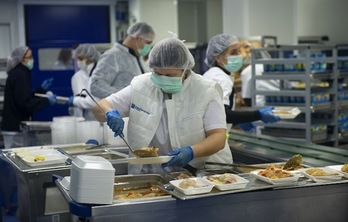 La reversión parcial de las cocinas del CHN generará 32 puestos de trabajo. (Idoia ZABALETA / ARGAZKI PRESS)